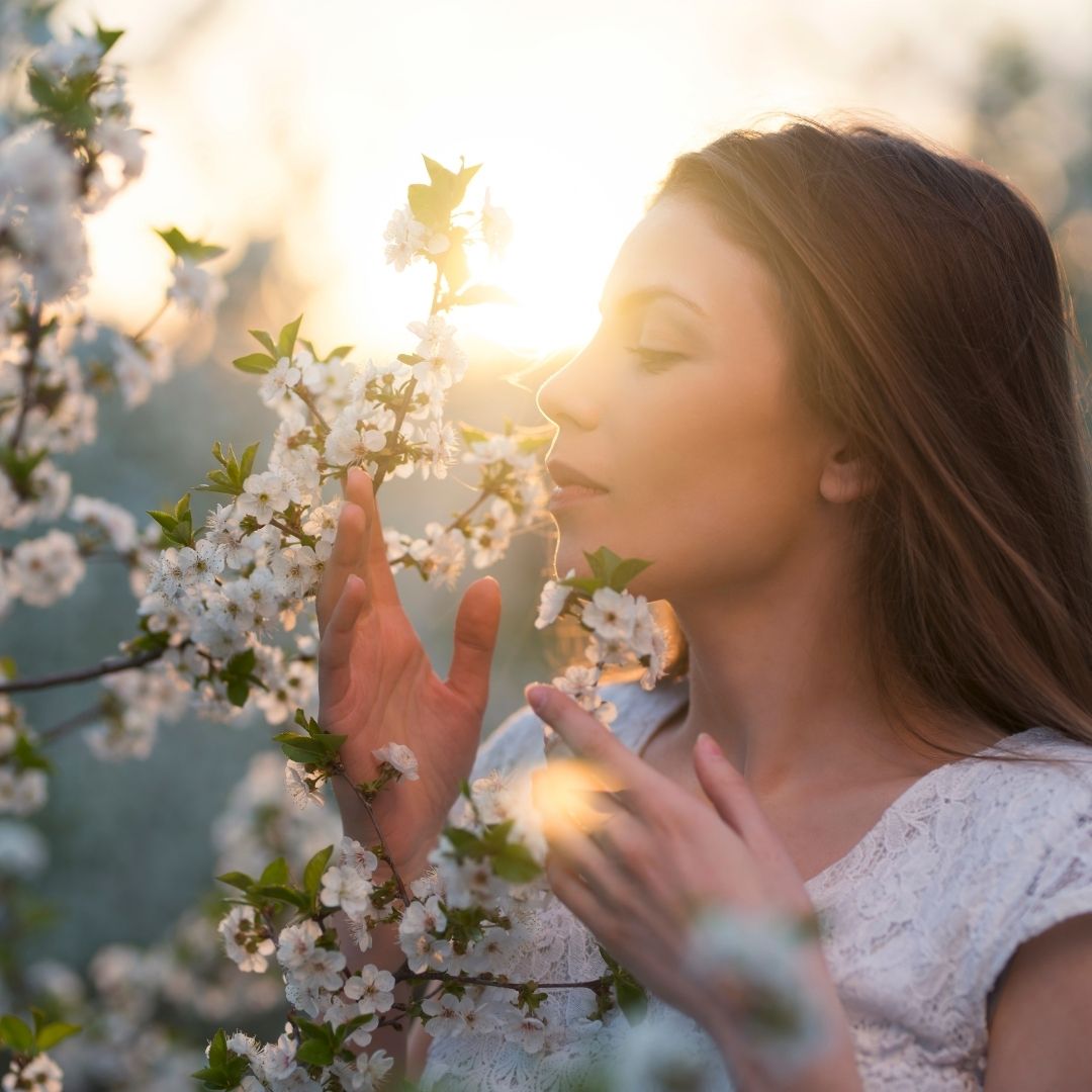Botasens laundry perfume woman smelling flower